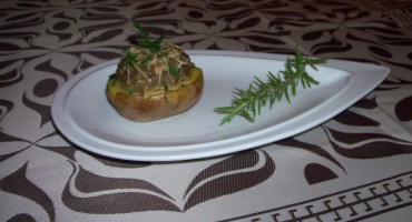 Zdjęcie przedstawia gotową miseczkę z grzybami na talerzyku