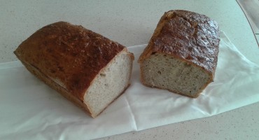 Zdjęcie przedstawia przekrojony chleb domowy na zakwasie