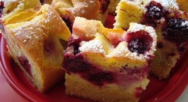 Zdjęcie przedstawia cztery kwałki  ciasta z owocami