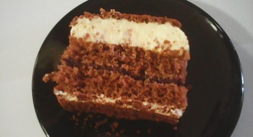 Zdjęcie przedstawia kawałek ciasta Karoliny na talerzyku