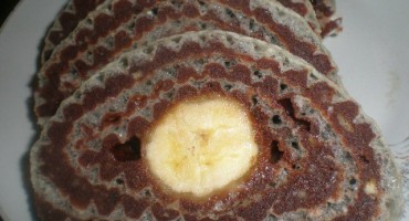 Zdjęcie przedstawia roladę waflową z bananem
