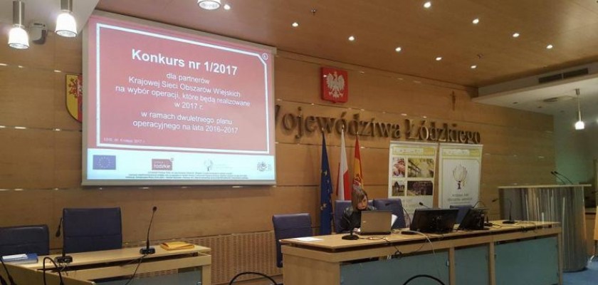 Zdjęcie przedstawia spotkanie w sprawie naboru wniosków do konkursu na sali Urzędu Marszałkowskiego 