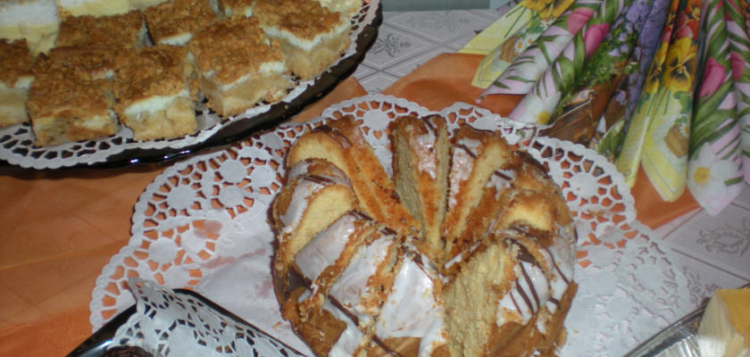 babka wielkanocna oraz inne ciasta na świątecznym stole