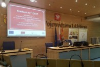 Zdjęcie przedstawia spotkanie w sprawie naboru wniosków do konkursu na sali Urzędu Marszałkowskiego 