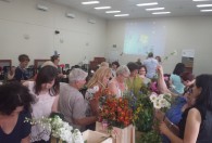 grupa ludzi ogląda dekoracje z kwiatów