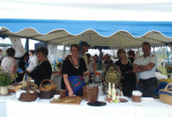 Zdjęcie przedstawia stoisko z tradycyjnym jedzieniem m.in. pajda chleba ze smalcem, wędliny, podroby oraz grochówka