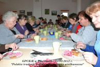 grupa kobiet siedząca przy stole podczas spożywania wspólnego posiłku