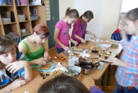 dzieci oraz instruktorka podczas robienia mazurków na warsztatach