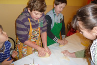 Dzieci podczas ugniatania ciasta