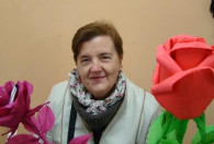Zdjęcie przedstawia Panią Janinę Kwiatkowską z kwiatkami