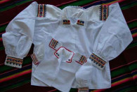 Zdjęcie przedstawia ozdobione wzorkami strój ludowy